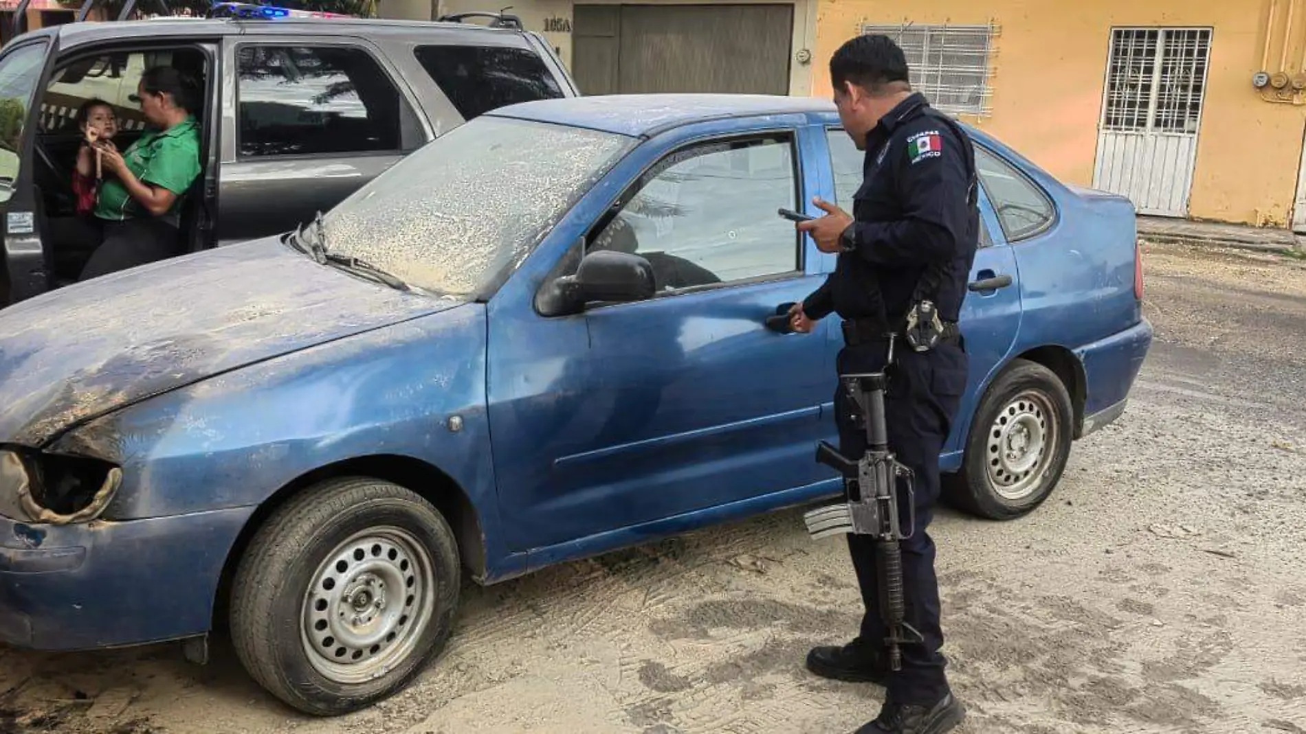 policia en auto incendiado